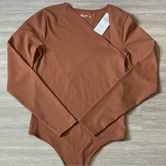 Abercrombie & Fitch Tops - Abercrombie & Fitch Womens Bodysuit Sz Small Long Sleeve Asymmetrical Neck NEW